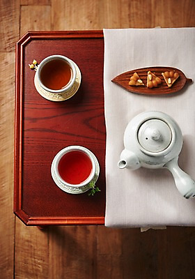 포토 JPG 스튜디오촬영 동양문화 전통 디저트 실내 건강 사람없음 하이앵글 건강관리 보자기 차 전통차 찻잔 다도 찻주전자 약과 구기자 다과상 오미자차 전통다과 플랫레이 나무배경 국내포토 열매 문화 음료 음식 뷰포인트 백그라운드 주전자 잔 관리 내부 차_음료 전통음식 예절 플랫 다과 파일형식 천_직물