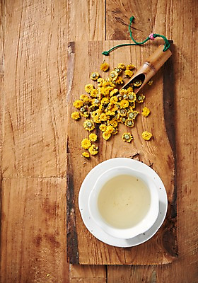 포토 JPG 스튜디오촬영 동양문화 전통 국화 실내 건강 사람없음 하이앵글 건강관리 차 전통차 찻잔 다도 국화차 나무도마 플랫레이 나무배경 국내포토 꽃 문화 음료 뷰포인트 백그라운드 잔 도마 관리 내부 목재 차_음료 예절 플랫 파일형식