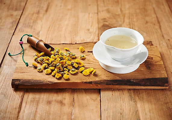 포토 JPG 스튜디오촬영 동양문화 전통 디저트 건조 국화 실내 건강 사람없음 건강관리 차 전통차 찻잔 다도 국화차 나무도마 나무배경 국내포토 꽃 문화 음료 음식 백그라운드 잔 도마 관리 내부 목재 차_음료 예절 파일형식