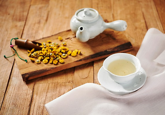 포토 JPG 스튜디오촬영 동양문화 전통 디저트 국화 실내 건강 사람없음 건강관리 보자기 차 전통차 찻잔 다도 찻주전자 국화차 나무도마 나무배경 국내포토 꽃 문화 음료 음식 백그라운드 주전자 잔 도마 관리 내부 목재 차_음료 예절 파일형식 천_직물