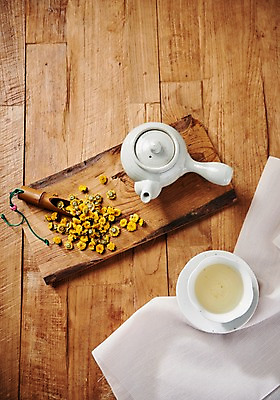 포토 JPG 스튜디오촬영 동양문화 전통 디저트 국화 실내 건강 사람없음 하이앵글 건강관리 보자기 차 전통차 찻잔 다도 찻주전자 국화차 나무도마 플랫레이 나무배경 국내포토 꽃 문화 음료 음식 뷰포인트 백그라운드 주전자 잔 도마 관리 내부 목재 차_음료 예절 플랫 파일형식 천_직물