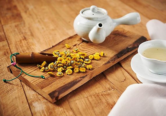 포토 JPG 스튜디오촬영 동양문화 전통 디저트 건조 국화 실내 건강 사람없음 건강관리 보자기 차 전통차 찻잔 다도 찻주전자 국화차 나무도마 나무배경 국내포토 꽃 문화 음료 음식 백그라운드 주전자 잔 도마 관리 내부 목재 차_음료 예절 파일형식 천_직물