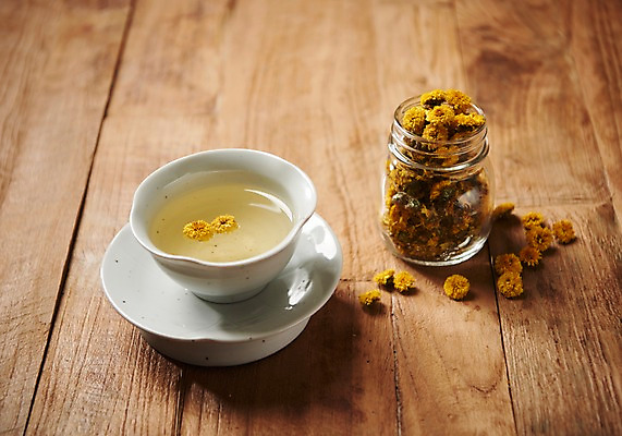 포토 JPG 스튜디오촬영 동양문화 전통 유리병 디저트 건조 국화 실내 건강 사람없음 건강관리 차 전통차 찻잔 다도 국화차 나무배경 국내포토 꽃 문화 음료 음식 백그라운드 병_용기 잔 관리 내부 차_음료 예절 파일형식