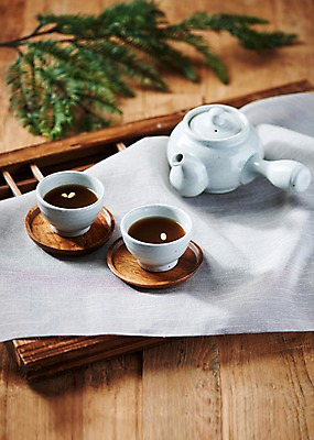 포토 JPG 스튜디오촬영 동양문화 전통 나뭇잎 디저트 실내 건강 사람없음 건강관리 보자기 차 전통차 찻잔 다도 찻주전자 두잔 잣 쌍화차 전통문살 나무배경 국내포토 문화 음료 음식 백그라운드 잎 2 주전자 잔 관리 내부 차_음료 견과류 예절 문살 파일형식 천_직물