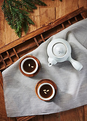 포토 JPG 스튜디오촬영 동양문화 전통 나뭇잎 디저트 실내 건강 사람없음 하이앵글 건강관리 보자기 차 전통차 찻잔 다도 찻주전자 잣 쌍화차 전통문살 플랫레이 나무배경 국내포토 문화 음료 음식 뷰포인트 백그라운드 잎 주전자 잔 관리 내부 차_음료 견과류 예절 플랫 문살 파일형식 천_직물