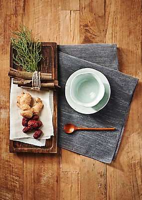 포토 JPG 스튜디오촬영 동양문화 전통 잎 재료 디저트 실내 건강 사람없음 하이앵글 건강관리 숟가락 보자기 차 전통차 찻잔 다도 대추 생강 나무도마 시나몬 쌍화차 플랫레이 나무배경 국내포토 식물 문화 음료 음식 뷰포인트 백그라운드 채소 잔 도마 수저 관리 내부 목재 차_음료 예절 플랫 파일형식 천_직물