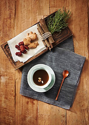 포토 JPG 스튜디오촬영 동양문화 전통 잎 재료 디저트 실내 건강 사람없음 하이앵글 건강관리 숟가락 보자기 차 전통차 찻잔 다도 대추 생강 나무도마 시나몬 플랫레이 나무배경 국내포토 식물 문화 음료 음식 뷰포인트 백그라운드 채소 잔 도마 수저 관리 내부 목재 차_음료 예절 플랫 파일형식 천_직물