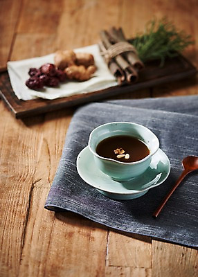 포토 JPG 스튜디오촬영 동양문화 전통 재료 나뭇잎 디저트 실내 건강 사람없음 건강관리 숟가락 보자기 차 전통차 찻잔 다도 대추 잣 생강 나무도마 시나몬 쌍화차 나무배경 국내포토 문화 음료 음식 백그라운드 잎 채소 잔 도마 수저 관리 내부 목재 차_음료 견과류 예절 파일형식 천_직물