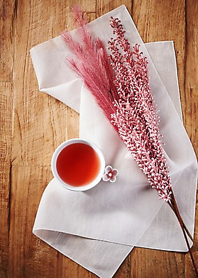 포토 JPG 스튜디오촬영 동양문화 전통 분홍색 디저트 실내 건강 사람없음 하이앵글 건강관리 보자기 차 전통차 찻잔 다도 오미자차 플랫레이 핑크뮬리 나무배경 국내포토 식물 문화 음료 음식 뷰포인트 컬러 백그라운드 잔 관리 내부 차_음료 예절 플랫 파일형식 천_직물