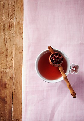 포토 JPG 스튜디오촬영 동양문화 전통 분홍색 디저트 실내 건강 사람없음 하이앵글 건강관리 보자기 차 전통차 다도 오미자 오미자차 플랫레이 나무배경 국내포토 문화 음료 음식 뷰포인트 컬러 백그라운드 관리 내부 차_음료 예절 플랫 파일형식 천_직물