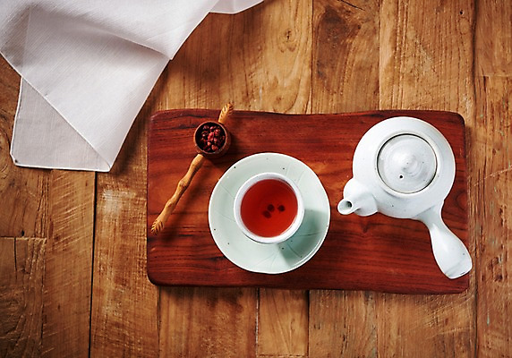 포토 JPG 스튜디오촬영 동양문화 전통 디저트 실내 건강 사람없음 하이앵글 건강관리 보자기 차 전통차 찻잔 다기 다도 찻주전자 나무도마 오미자 오미자차 플랫레이 나무배경 국내포토 문화 음료 음식 뷰포인트 백그라운드 주전자 잔 도마 관리 내부 목재 차_음료 예절 플랫 파일형식 천_직물