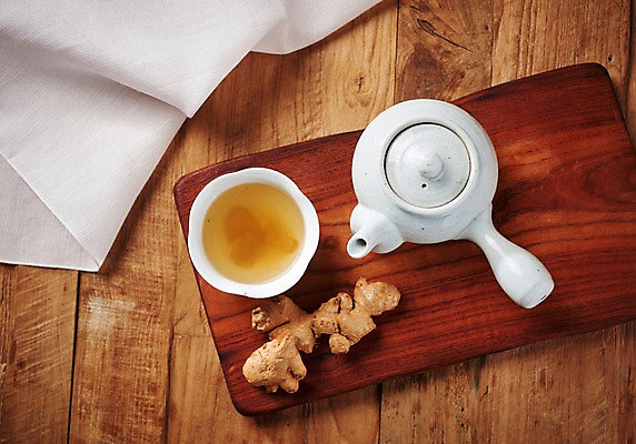 포토 JPG 스튜디오촬영 동양문화 전통 디저트 실내 건강 사람없음 하이앵글 건강관리 보자기 차 전통차 찻잔 다도 찻주전자 생강 나무도마 생강차 플랫레이 나무배경 국내포토 문화 음료 음식 뷰포인트 백그라운드 채소 주전자 잔 도마 관리 내부 목재 차_음료 예절 플랫 파일형식 천_직물