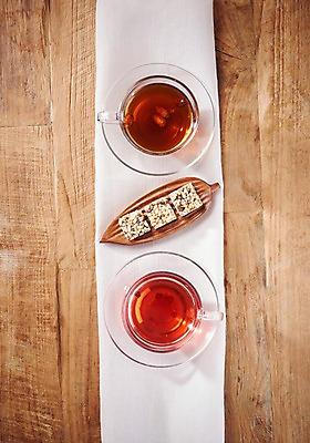 포토 JPG 스튜디오촬영 동양문화 전통 디저트 실내 건강 사람없음 하이앵글 건강관리 식탁보 차 전통차 찻잔 다도 강정 구기자 나무접시 오미자차 플랫레이 나무배경 국내포토 접시 열매 문화 음료 음식 뷰포인트 백그라운드 잔 관리 내부 차_음료 과자 예절 플랫 파일형식