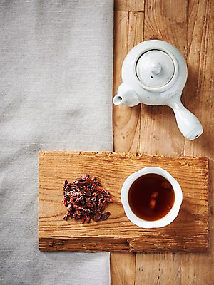 포토 JPG 스튜디오촬영 동양문화 전통 실내 건강 사람없음 하이앵글 건강관리 식탁보 차 전통차 찻잔 다도 찻주전자 구기자 나무도마 플랫레이 나무배경 국내포토 열매 문화 음료 뷰포인트 백그라운드 주전자 잔 도마 관리 내부 목재 차_음료 예절 플랫 파일형식
