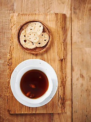 포토 JPG 스튜디오촬영 동양문화 전통 디저트 실내 건강 사람없음 하이앵글 건강관리 차 전통차 찻잔 다도 구기자 나무도마 연근튀김 플랫레이 나무배경 국내포토 열매 문화 음료 음식 뷰포인트 백그라운드 잔 도마 관리 내부 목재 차_음료 튀김 예절 플랫 파일형식