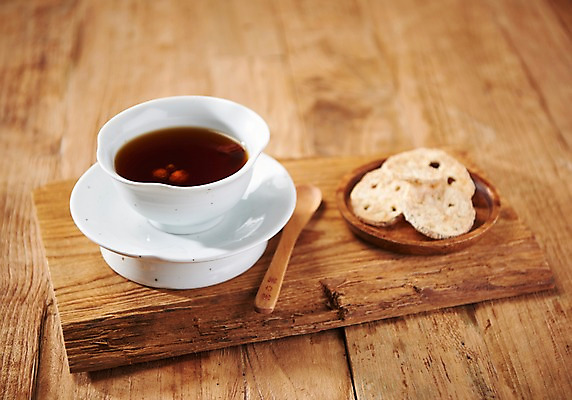 포토 JPG 스튜디오촬영 동양문화 전통 디저트 실내 건강 사람없음 건강관리 숟가락 차 전통차 찻잔 다도 구기자 나무도마 연근튀김 나무배경 국내포토 열매 문화 음료 음식 백그라운드 잔 도마 수저 관리 내부 목재 차_음료 튀김 예절 파일형식