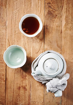 포토 JPG 스튜디오촬영 동양문화 전통 실내 건강 사람없음 하이앵글 건강관리 보자기 차 전통차 찻잔 다도 찻주전자 구기자 플랫레이 나무배경 국내포토 열매 문화 음료 뷰포인트 백그라운드 주전자 잔 관리 내부 차_음료 예절 플랫 파일형식 천_직물