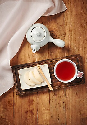 포토 JPG 스튜디오촬영 동양문화 전통 포크 디저트 실내 건강 사람없음 하이앵글 건강관리 보자기 배 전통차 다도 찻주전자 과일조각 오미자차 플랫레이 나무배경 국내포토 식기 문화 음식 뷰포인트 조각 백그라운드 과일 주전자 관리 내부 차_음료 예절 플랫 파일형식 천_직물