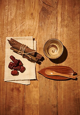 포토 JPG 스튜디오촬영 동양문화 전통 재료 디저트 실내 건강 사람없음 하이앵글 건강관리 숟가락 차 전통차 찻잔 다도 삼베 대추 시나몬 플랫레이 나무배경 국내포토 문화 음료 음식 뷰포인트 백그라운드 잔 수저 관리 내부 차_음료 예절 플랫 파일형식 천_직물