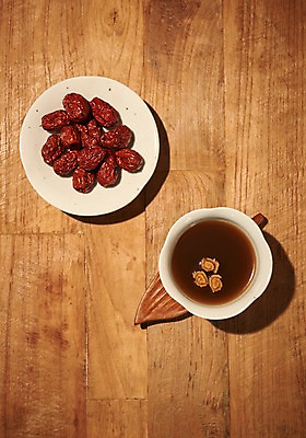 포토 JPG 스튜디오촬영 동양문화 전통 디저트 실내 건강 사람없음 하이앵글 건강관리 전통차 찻잔 다도 대추 대추차 플랫레이 나무배경 국내포토 문화 음식 뷰포인트 백그라운드 잔 관리 내부 차_음료 예절 플랫 파일형식