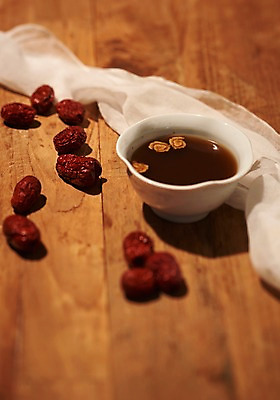 포토 JPG 스튜디오촬영 동양문화 전통 디저트 건조 실내 건강 사람없음 건강관리 보자기 차 전통차 찻잔 다도 대추 대추차 나무배경 국내포토 문화 음료 음식 백그라운드 잔 관리 내부 차_음료 예절 파일형식 천_직물