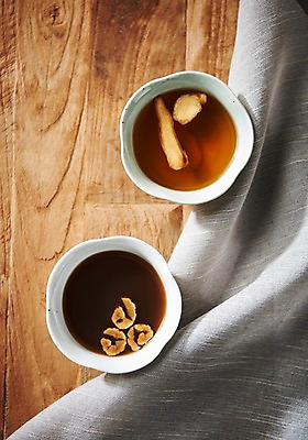 포토 JPG 스튜디오촬영 동양문화 전통 디저트 실내 건강 사람없음 하이앵글 건강관리 식탁보 차 전통차 찻잔 다도 대추차 생강차 플랫레이 나무배경 국내포토 문화 음료 음식 뷰포인트 백그라운드 잔 관리 내부 차_음료 예절 플랫 파일형식