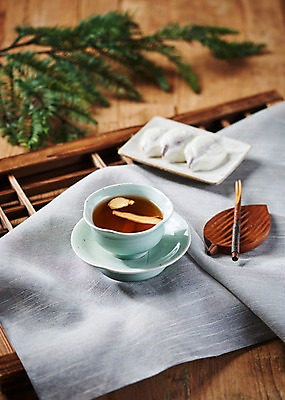 포토 JPG 스튜디오촬영 동양문화 전통 접시 문화 포크 잎 디저트 실내 건강 사람없음 식탁보 나뭇가지 전통차 찻잔 다도 생강차 오미자차 전통문살 나무배경 국내포토 나무 식물 식기 음식 백그라운드 잔 내부 차_음료 예절 문살 파일형식