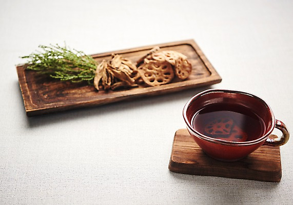 포토 JPG 스튜디오촬영 동양문화 전통 문화 음료 디저트 실내 건강 누끼 사람없음 건강관리 나뭇가지 차 전통차 찻잔 다도 연근 나무접시 우엉 차받침대 국내포토 나무 접시 음식 채소 잔 관리 내부 차_음료 예절 받침대 파일형식