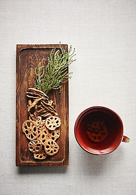 포토 JPG 스튜디오촬영 동양문화 전통 문화 잎 디저트 건조 실내 건강 누끼 사람없음 하이앵글 건강관리 차 전통차 찻잔 다도 연근 나무도마 우엉 플랫레이 국내포토 식물 음료 음식 뷰포인트 채소 잔 도마 관리 내부 목재 차_음료 예절 플랫 파일형식