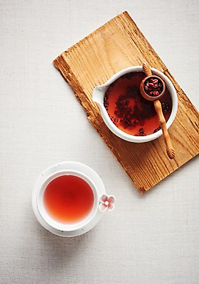 포토 JPG 스튜디오촬영 동양문화 전통 디저트 실내 건강 누끼 사람없음 하이앵글 건강관리 사발 차 전통차 찻잔 다도 나무도마 오미자 오미자차 플랫레이 국내포토 문화 음료 음식 뷰포인트 잔 도마 관리 내부 목재 차_음료 예절 사기그릇 플랫 파일형식