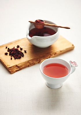 포토 JPG 스튜디오촬영 동양문화 전통 디저트 실내 건강 누끼 사람없음 건강관리 사발 차 전통차 찻잔 다도 나무도마 오미자 오미자차 국내포토 문화 음료 음식 잔 도마 관리 내부 목재 차_음료 예절 사기그릇 파일형식