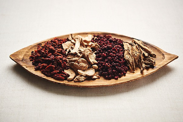 포토 JPG 스튜디오촬영 동양문화 전통 재료 실내 누끼 사람없음 건강관리 차 전통차 다도 연근 구기자 나무접시 도라지 오미자 국내포토 접시 열매 문화 음료 채소 건강 관리 내부 차_음료 예절 파일형식