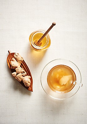 포토 JPG 스튜디오촬영 동양문화 전통 유리병 디저트 실내 건강 누끼 사람없음 하이앵글 건강관리 차 전통차 찻잔 다도 꿀 생강 나무접시 생강차 플랫레이 국내포토 접시 문화 음료 음식 뷰포인트 채소 병_용기 잔 관리 내부 차_음료 예절 플랫 파일형식