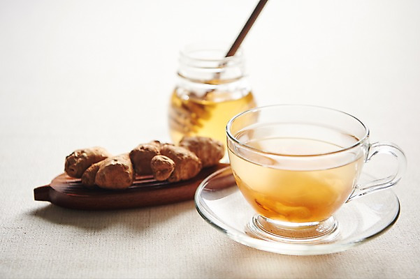 포토 JPG 스튜디오촬영 동양문화 유리병 디저트 실내 건강 누끼 사람없음 건강관리 차 전통차 찻잔 다도 꿀 생강 나무접시 생강차 국내포토 접시 문화 음료 음식 채소 병_용기 잔 관리 내부 차_음료 예절 파일형식