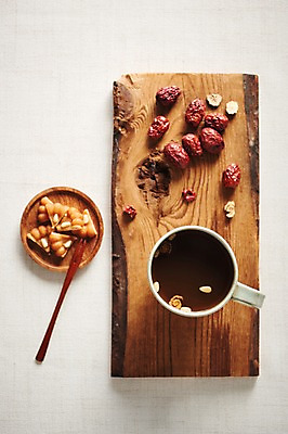 포토 JPG 스튜디오촬영 동양문화 전통 디저트 실내 건강 누끼 사람없음 하이앵글 전통차 다도 대추 잣 약과 나무도마 대추차 전통다과 플랫레이 국내포토 문화 음식 뷰포인트 도마 내부 목재 차_음료 전통음식 견과류 예절 플랫 다과 파일형식