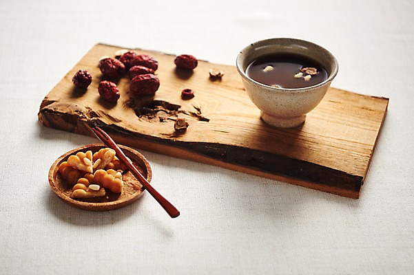 포토 JPG 스튜디오촬영 동양문화 전통 포크 디저트 실내 건강 누끼 사람없음 건강관리 차 전통차 다도 대추 약과 나무도마 쌍화차 전통다과 국내포토 식기 문화 음료 음식 도마 관리 내부 목재 차_음료 전통음식 예절 다과 파일형식