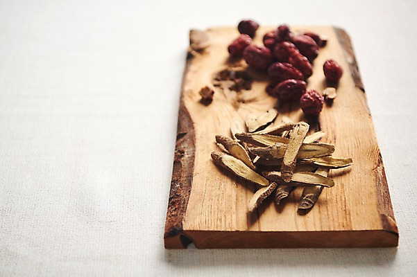 포토 JPG 스튜디오촬영 동양문화 재료 디저트 실내 건강 누끼 사람없음 건강관리 차 전통차 다도 대추 감초 나무도마 쌍화차 국내포토 문화 음료 음식 도마 관리 내부 목재 차_음료 한약재 예절 파일형식