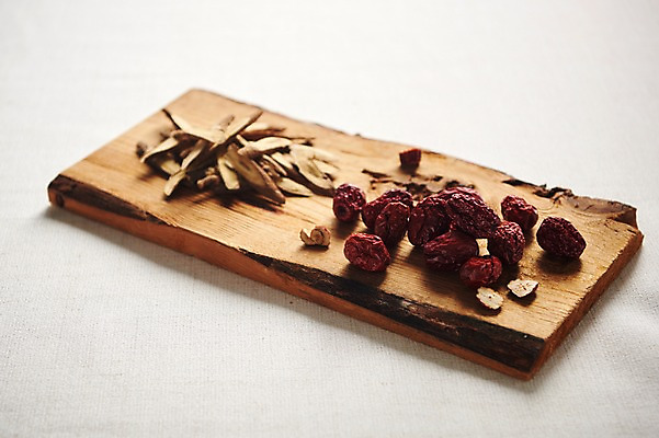 포토 문화 음료 음식 도마 실내 건강 관리 내부 목재 차_음료 한약재 예절 파일형식 재료 쌍화차 대추 감초 건강관리 디저트 전통 차 동양문화 다도 전통차 나무도마 스튜디오촬영 사람없음 JPG 누끼 국내포토