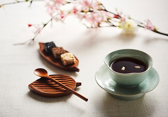 포토 JPG 스튜디오촬영 동양문화 전통 디저트 실내 건강 누끼 사람없음 건강관리 숟가락 차 전통차 찻잔 다도 강정 꽃가지 쌍화차 국내포토 꽃 문화 음료 음식 잔 수저 관리 내부 차_음료 과자 나뭇가지 예절 파일형식