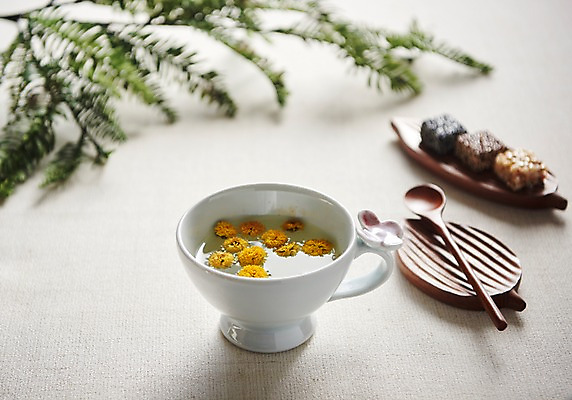 포토 JPG 스튜디오촬영 동양문화 문화 나뭇잎 디저트 국화 실내 건강 누끼 사람없음 숟가락 나뭇가지 차 전통차 찻잔 다도 강정 국화차 국내포토 나무 꽃 음료 음식 잎 잔 수저 내부 차_음료 과자 예절 파일형식