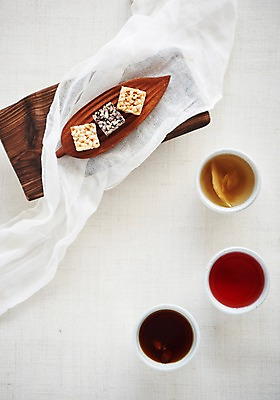 포토 JPG 스튜디오촬영 동양문화 전통 디저트 실내 누끼 사람없음 하이앵글 흰색 보자기 전통차 찻잔 다도 강정 나무도마 대추차 생강차 오미자차 플랫레이 국내포토 문화 음식 뷰포인트 컬러 잔 도마 내부 목재 차_음료 과자 예절 플랫 파일형식 천_직물