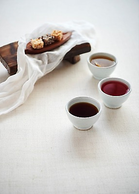 포토 JPG 스튜디오촬영 동양문화 전통 문화 음료 디저트 실내 누끼 사람없음 건강관리 보자기 차 전통차 다도 강정 나무도마 대추차 생강차 오미자차 국내포토 음식 도마 건강 관리 내부 목재 차_음료 과자 예절 파일형식 천_직물