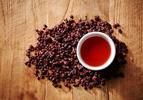 포토 JPG 스튜디오촬영 동양문화 전통 디저트 실내 사람없음 하이앵글 건강관리 차 전통차 찻잔 다도 오미자 오미자차 플랫레이 나무배경 국내포토 문화 음료 음식 뷰포인트 백그라운드 잔 건강 관리 내부 차_음료 예절 플랫 파일형식