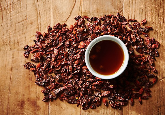 포토 JPG 스튜디오촬영 동양문화 전통 디저트 실내 건강 사람없음 하이앵글 건강관리 차 전통차 찻잔 다도 구기자 플랫레이 나무배경 국내포토 열매 문화 음료 음식 뷰포인트 백그라운드 잔 관리 내부 차_음료 예절 플랫 파일형식