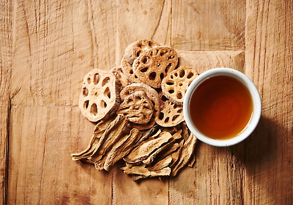 포토 JPG 스튜디오촬영 동양문화 디저트 실내 건강 사람없음 하이앵글 차 전통차 다도 연근 우엉 플랫레이 나무배경 국내포토 문화 음료 음식 뷰포인트 백그라운드 채소 내부 차_음료 예절 플랫 파일형식