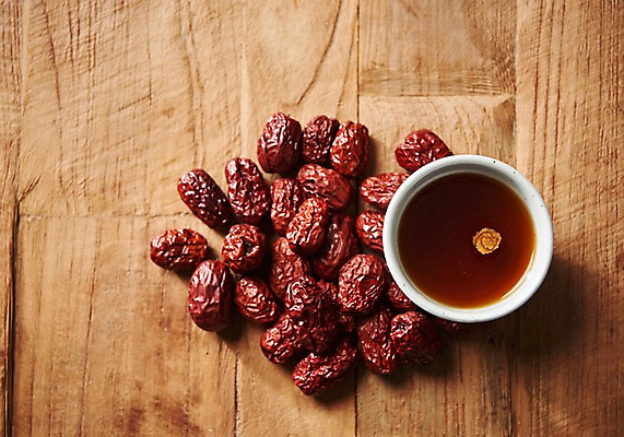 포토 JPG 스튜디오촬영 동양문화 디저트 실내 건강 사람없음 하이앵글 건강관리 차 전통차 다도 대추 건대추 대추차 플랫레이 나무배경 국내포토 문화 음료 음식 뷰포인트 백그라운드 관리 내부 차_음료 예절 플랫 파일형식