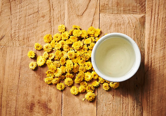 포토 JPG 스튜디오촬영 동양문화 전통 디저트 국화 실내 건강 사람없음 하이앵글 차 전통차 찻잔 다도 국화차 플랫레이 나무배경 국내포토 꽃 문화 음료 음식 뷰포인트 백그라운드 잔 내부 차_음료 예절 플랫 파일형식