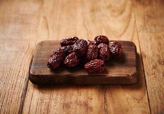 포토 JPG 스튜디오촬영 동양문화 전통 문화 실내 건강 사람없음 건강관리 전통차 다도 대추 나무도마 나무배경 국내포토 백그라운드 도마 관리 내부 목재 차_음료 예절 파일형식