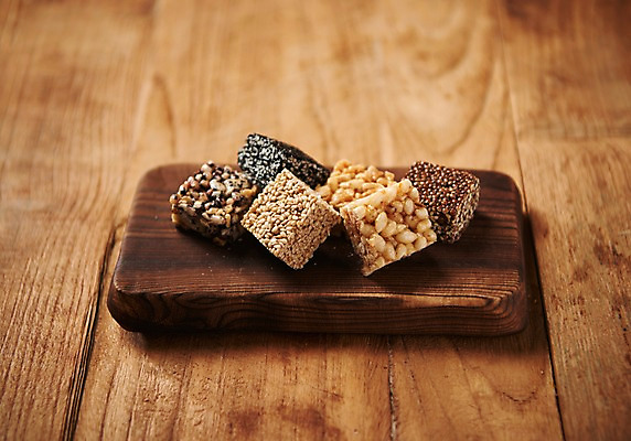 포토 JPG 스튜디오촬영 동양문화 음료 디저트 실내 건강 사람없음 전통차 다도 강정 나무도마 나무배경 국내포토 문화 음식 백그라운드 도마 내부 목재 차_음료 과자 예절 파일형식