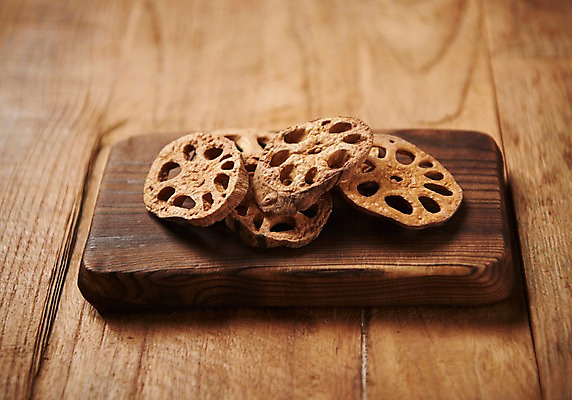 포토 JPG 스튜디오촬영 동양문화 전통 음료 실내 건강 사람없음 차 전통차 다도 연근 나무도마 나무배경 국내포토 문화 백그라운드 채소 도마 내부 목재 차_음료 예절 파일형식